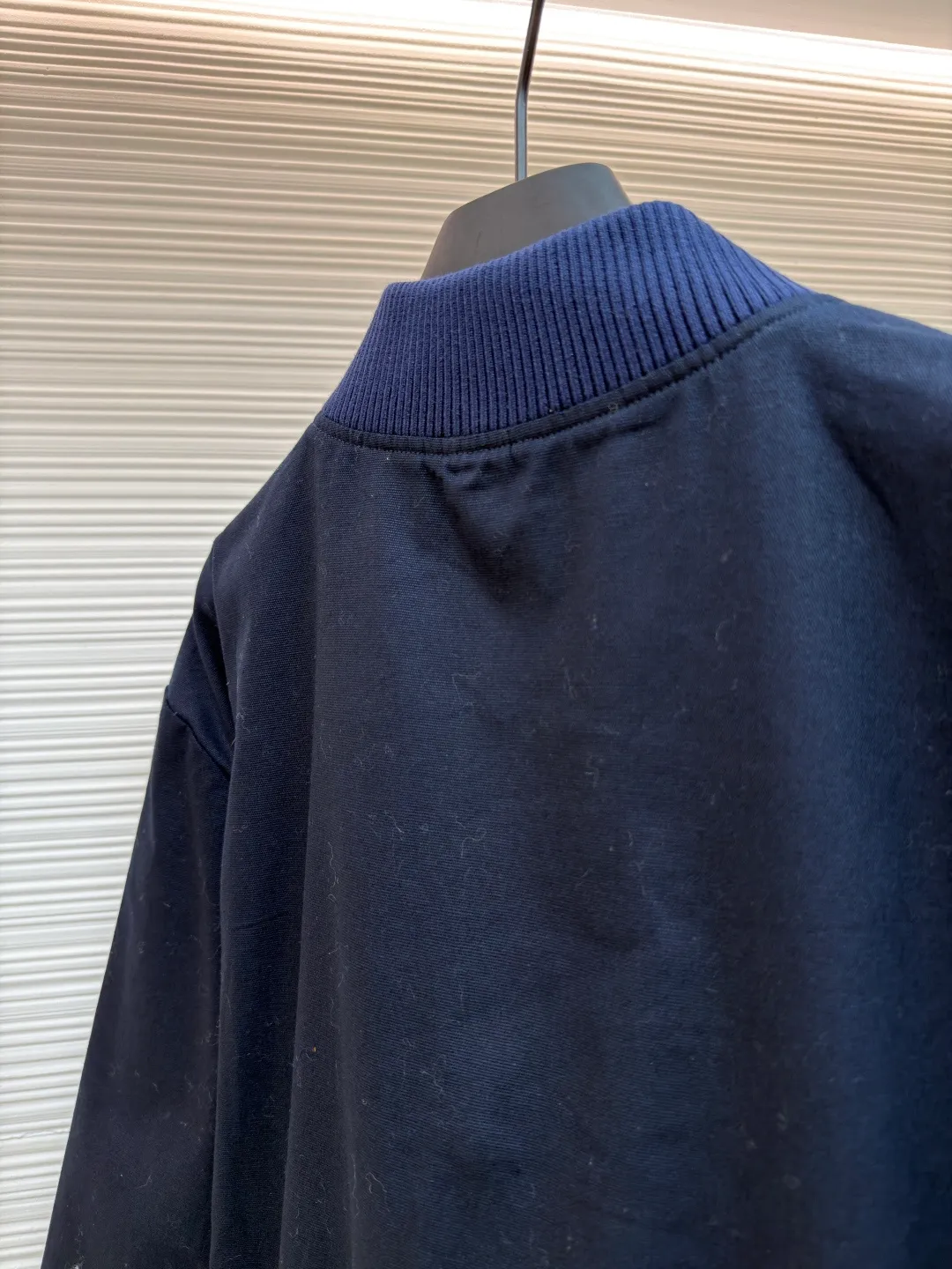 LOUIS VUITTON Little Martin Chapter Jacket ●Original version: 25400 purchased and developed ●Item number: 1680930-C55 ●Fabric: Oxford plain weave fabric ●Technology: embroidery production ●Version: fitted version ●Weight: about 790 grams ●Size: 44-46-48-50 ●Description: The fabric is made of [21s+16s Oxford plain weave], [warp and weft density 120*60], matching [cupro ammonia silk + cotton blended material lining], the front panel [positioning powder sweep template motorcycle left and right chapters], after the chapters are sewn together, there is [restored flower effect], the chapters are embroidered with [Tajima embroidery machine imported from Japan], and the bottom [non-woven cotton embroidery] Thread tatami stitch + outer short stitch hemming three-dimensional embroidery], [laser burning] to accurately cut the finished chapter, the middle microfiber material ear piece is hung with a hand-touch lacquered chain, the four-button buckle is all made of [natural seawater mother-of-pearl], the whole piece is [hand-polished to an oval shape and size], the surface is [letters engraved with a die and lathe], and [hand-made glue] is inlaid in the ancient golden base. The overall wiring is straight and delicate, the fabric is comfortable and soft, and the color is consistent without color difference. It can be matched with the same style to create a fashionable look and control various occasions. Customized accessories, complete with three standards, same style for men and women!